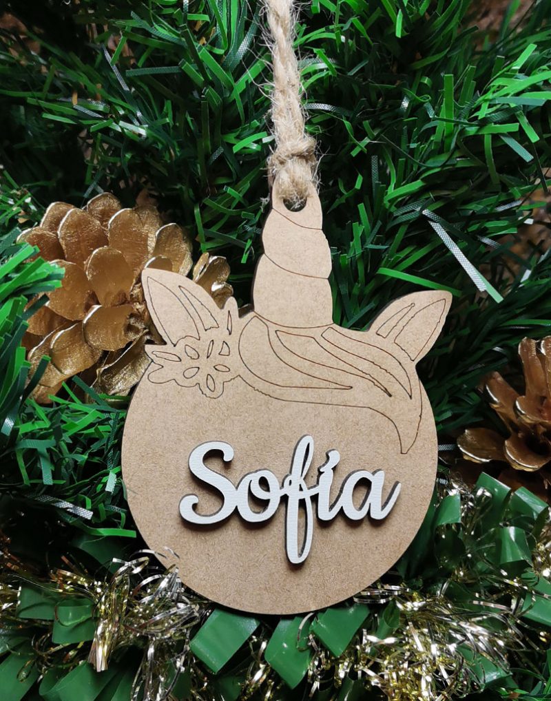 Figura unicornio con nombre en relieve